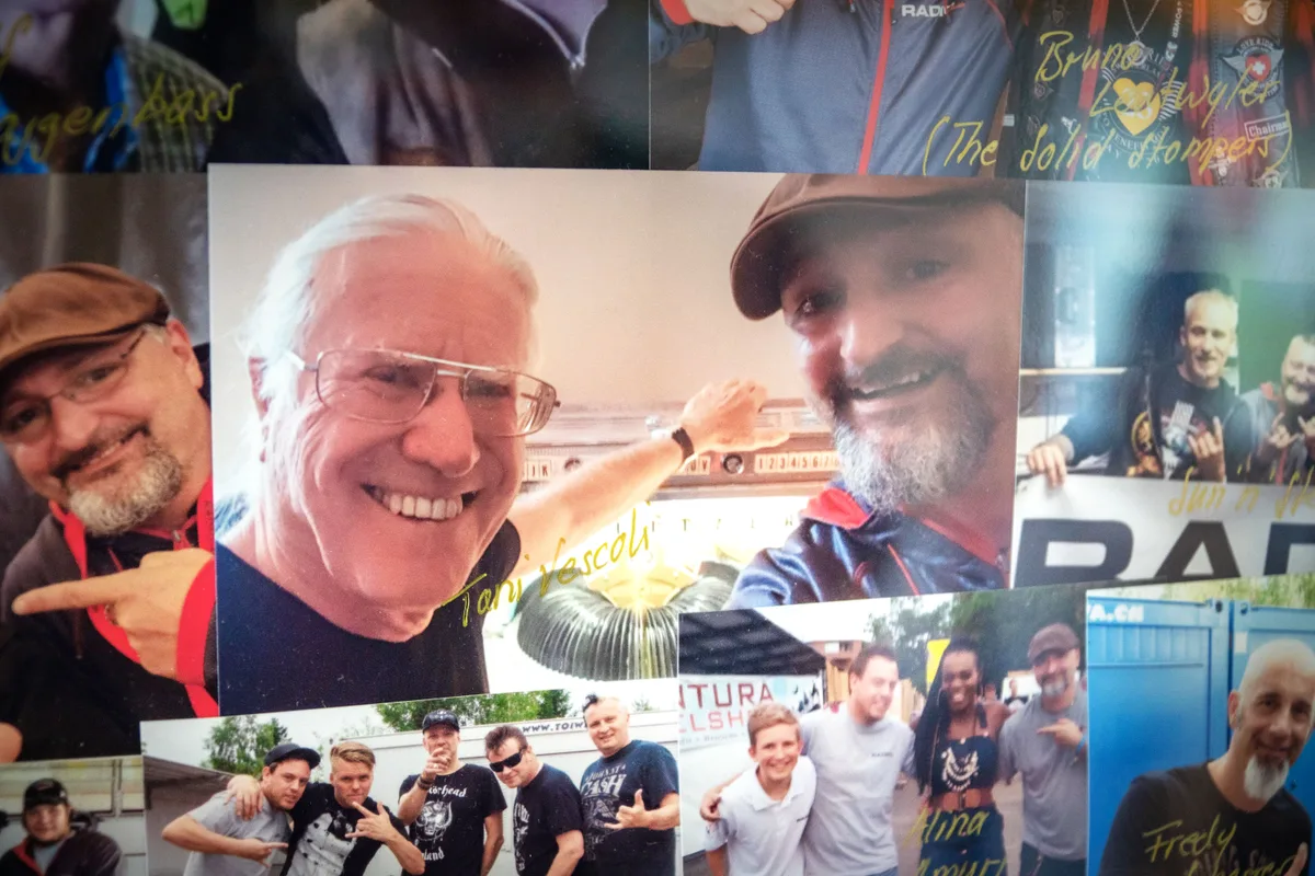 Mit dabei in der Fotosammlung ist Swiss-Beatle der ersten Stunde: Toni Vescoli aus Wald. Betschi in seinem neuen Studio am Rande von Wetzikon